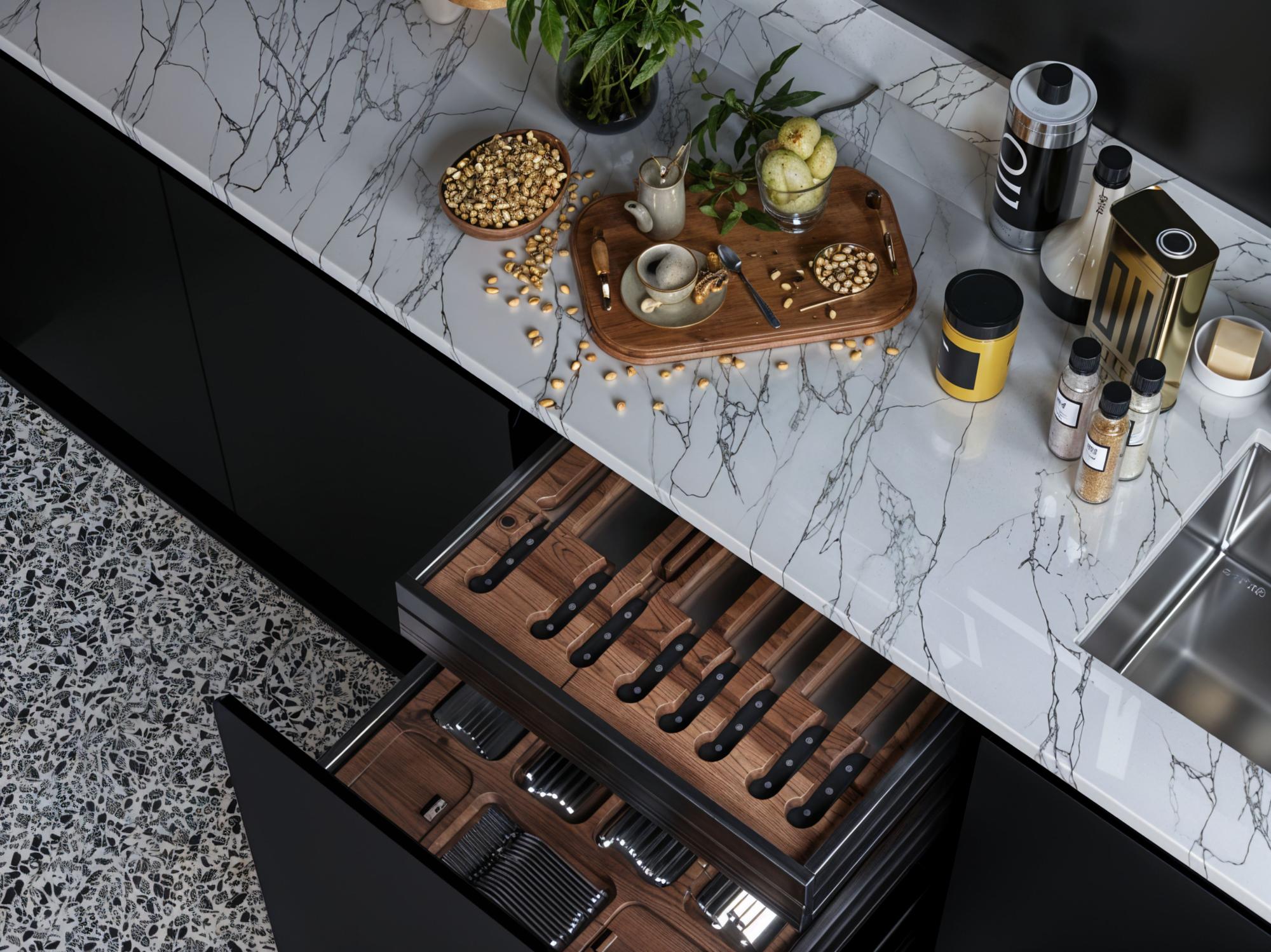Interno atelier cucina con superfici in marmo e utensili