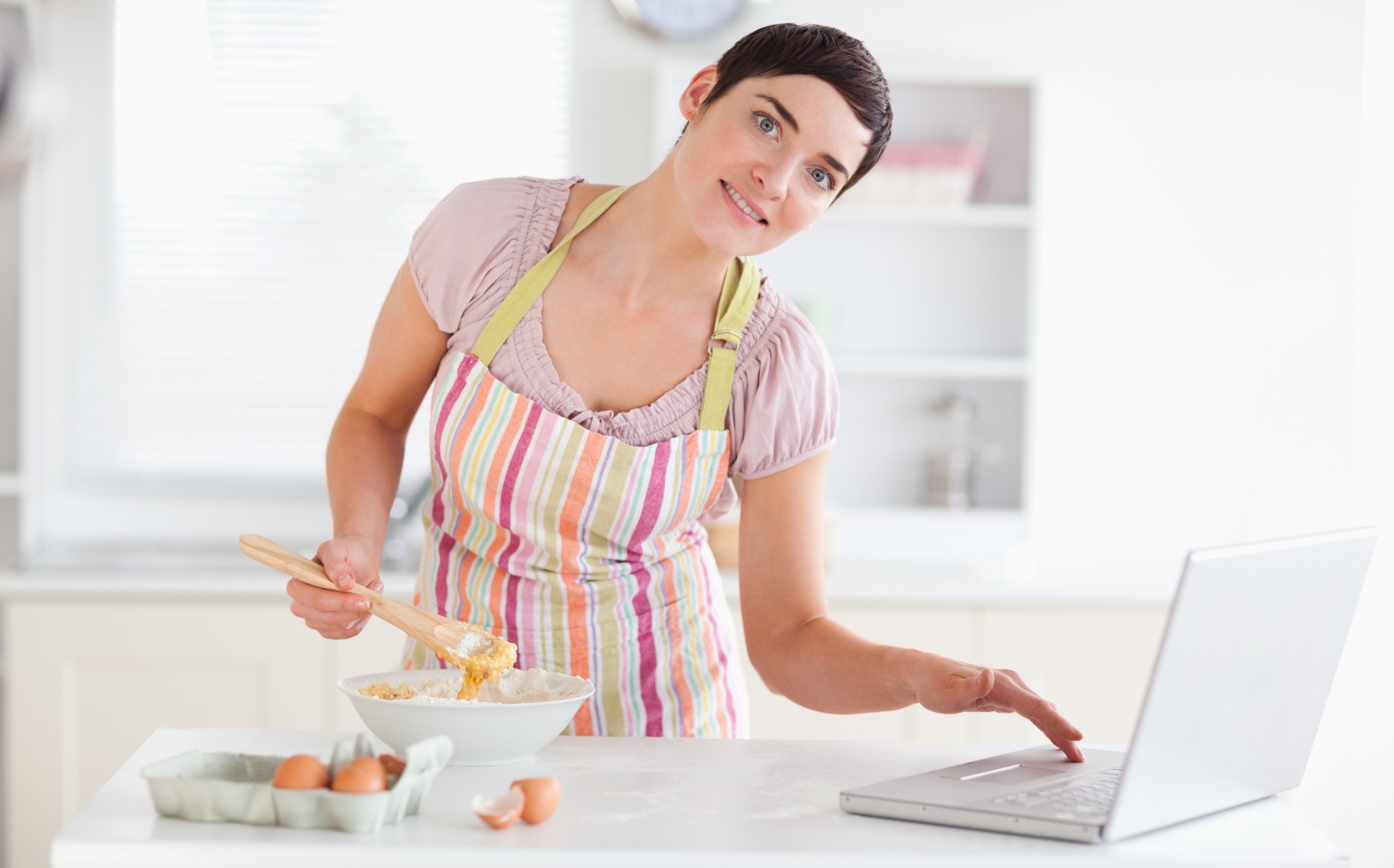 Studente in cucina che segue una diretta streaming